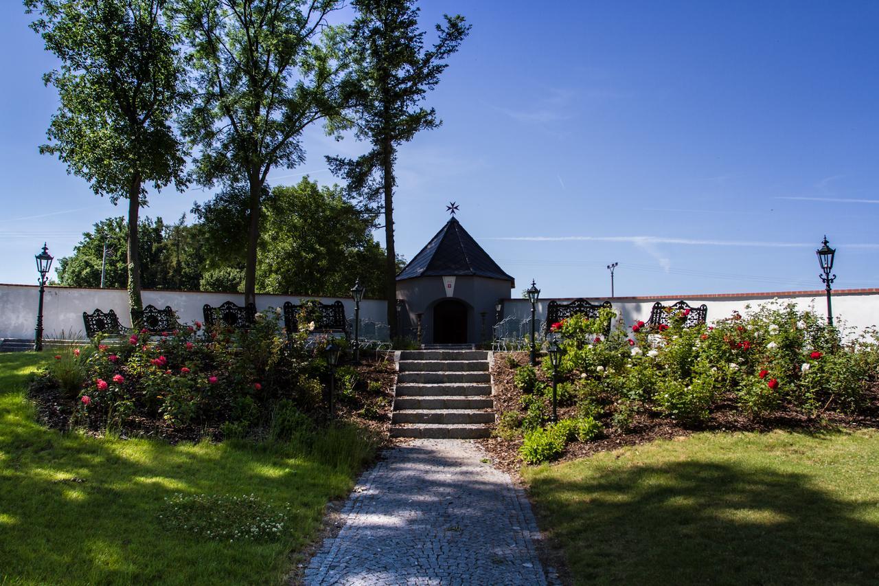 Hotel Panstvi Dlouha Lhota Exterior photo